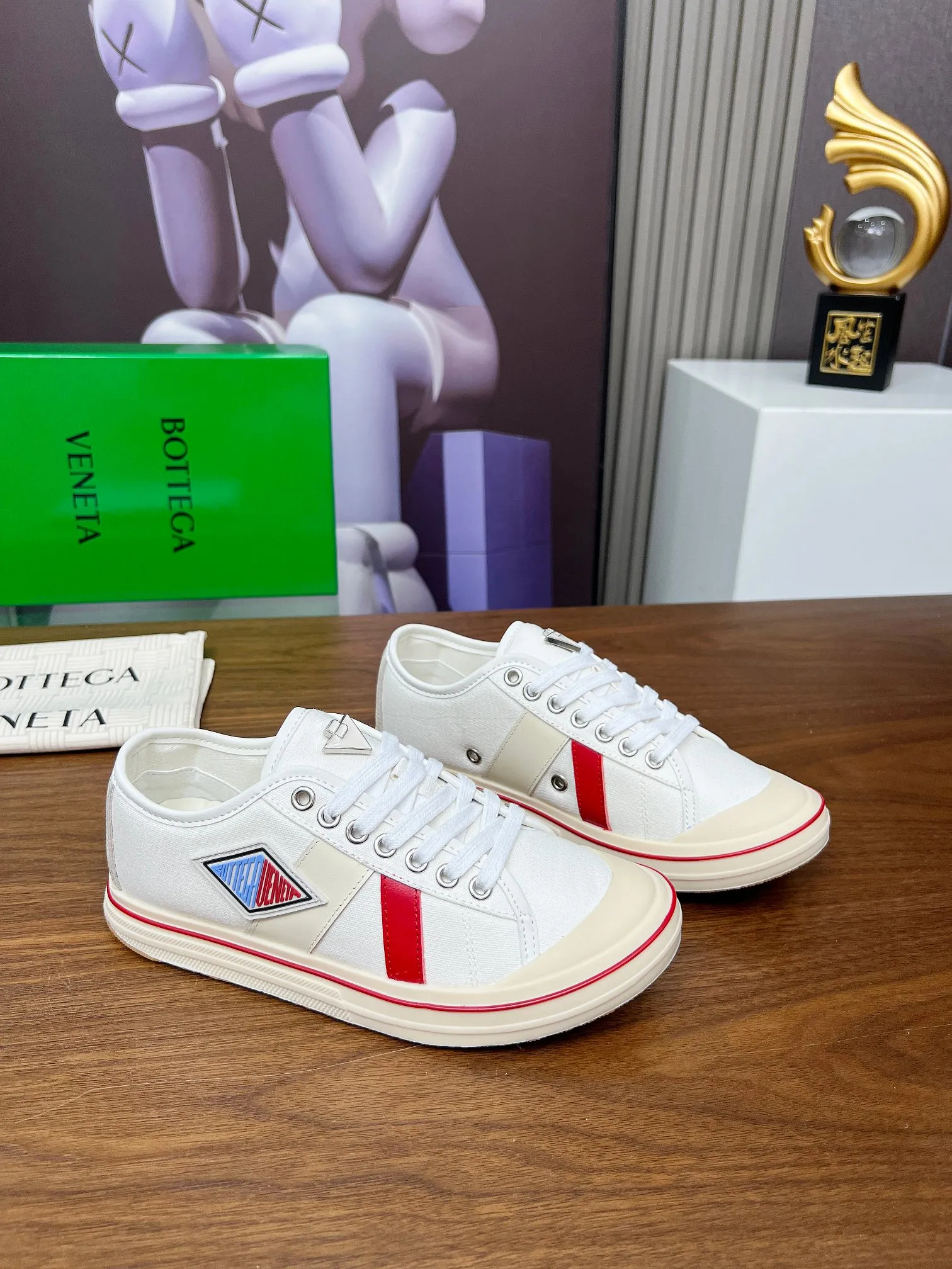 Men's men's shoes 💰500💰 Bottega Veneta BV's latest Eliot series retro basketball shoes casual sports canvas shoes will become gods once it is launched‼ ️ Inspired by retro basketball sneakers, the color combination highlights youthful vitality and perfectly interprets the theme of youth and childlike innocence. The details are also very particular. The summer canvas brings excellent durability and comfort. Designs such as calfskin trim, rubber toe caps and hand-painted retro red lines are full of retro feel. The round toe and convex sole add a modern feel and are suitable for various styles. Easily create a fashionable atmosphere. The upper foot is the focus...can be worn as a couple's shoes...The red lines on each shoe edge are hand-painted, which adds more taste and attitude! ✦Fabric: Original customized high-density canvas + cowhide ✦Inner: original customized breathable canvas ✦Insole: movable latex cowhide insole ✦Sole: original molded non-slip and wear-resistant TPU material ✦Sole thickness: 3cm, low-profile, single shoe ✦Number of sizes: female size 35--40, female 40 is customized and non-returnable❕ ✦Number: male size 39--45, male 45 is customized and non-returnable❗️